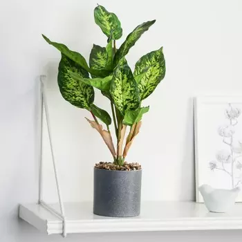 Искусственный цветок в горшке