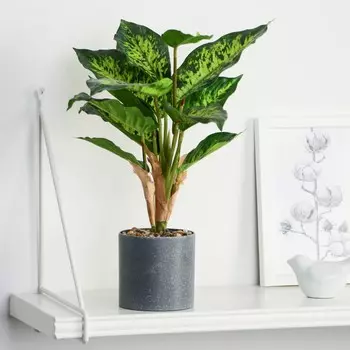 Искусственный цветок в горшке