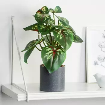 Искусственный цветок в горшке