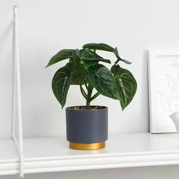 Искусственный цветок в горшке