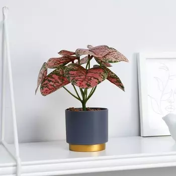 Искусственный цветок в горшке