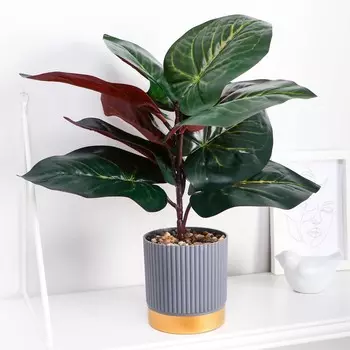 Искусственный цветок в горшке