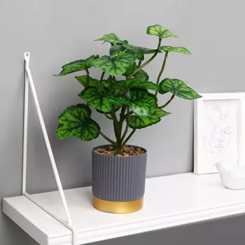 Искусственный цветок в горшке