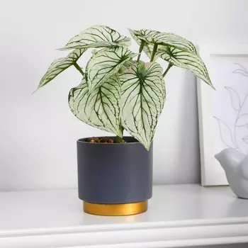 Искусственный цветок в горшке