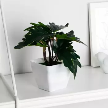 Искусственный цветок в горшке