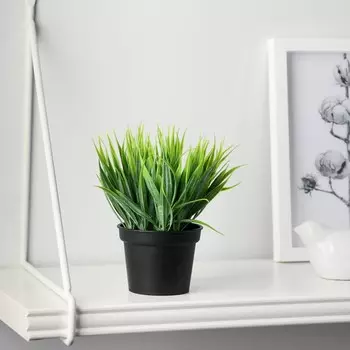 Искусственный цветок в горшке