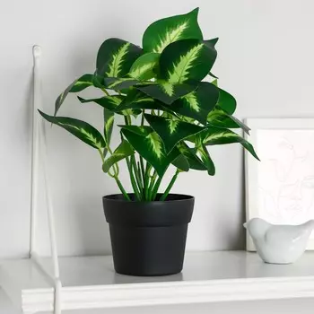 Искусственный цветок в горшке