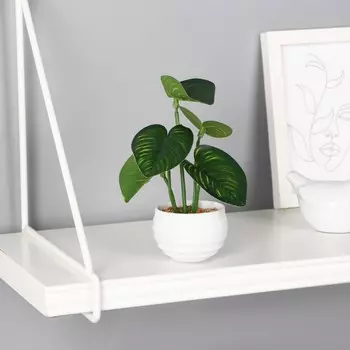 Искусственный цветок в горшке