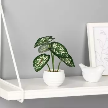 Искусственный цветок в горшке