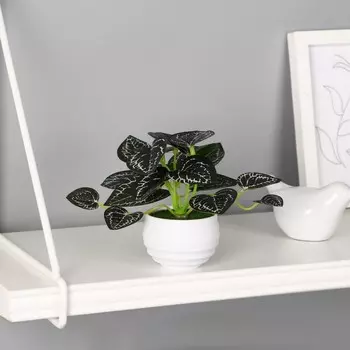 Искусственный цветок в горшке