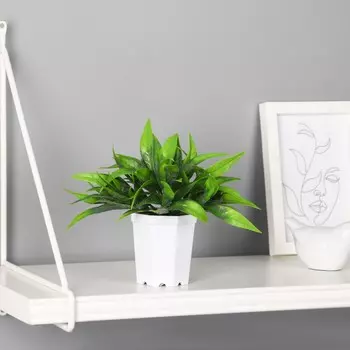 Искусственный цветок в горшке