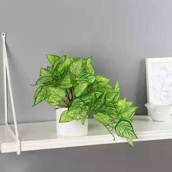 Искусственный цветок в горшке