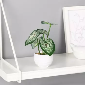 Искусственный цветок в горшке