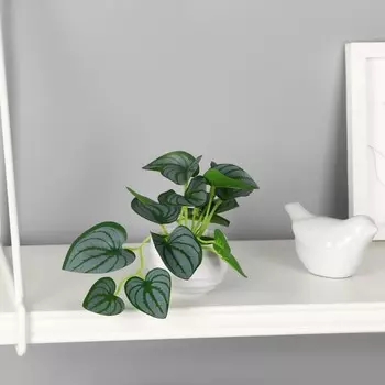 Искусственный цветок в горшке