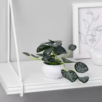 Искусственный цветок в горшке