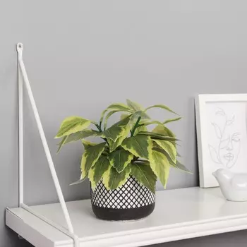 Искусственный цветок в горшке