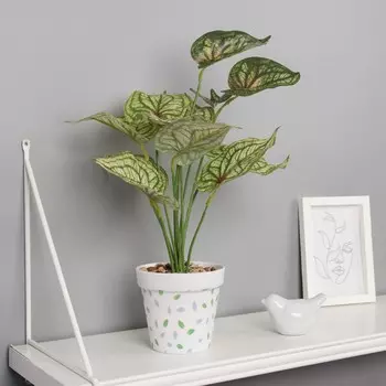 Искусственный цветок в горшке