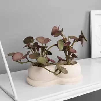 Искусственный цветок в горшке