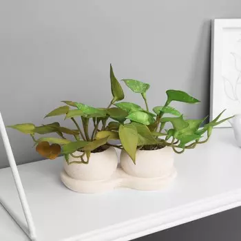 Искусственный цветок в горшке