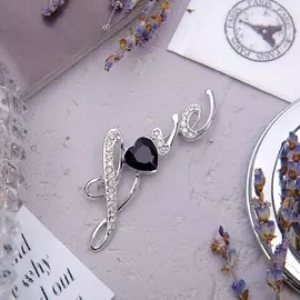 Брошь love, черно-белая в серебре