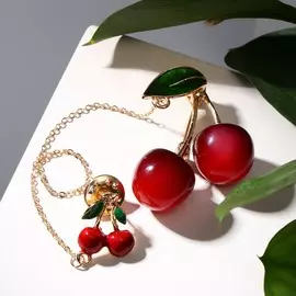 Брошь со значком на цепочке