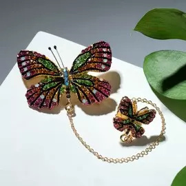 Брошь со значком на цепочке