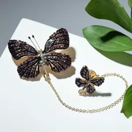 Брошь со значком на цепочке