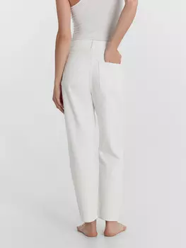 Брюки женские джинсовые mom fit в белом цвете