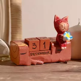 Деревянный календарь с кубиками