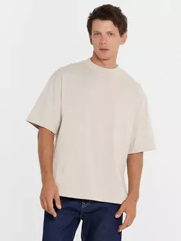 Футболка мужская в холодном бежевом цвете