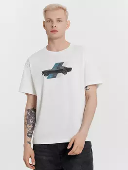 Футболка мужская белая с принтом в виде автомобиля