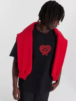 Футболка мужская черная с вышивкой в виде сердца