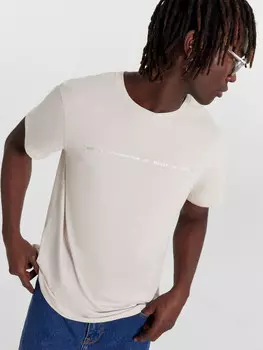 Футболка мужская кремовая с принтом в виде надписи