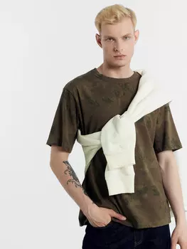 Футболка мужская в цвете хаки с дизайнерским принтом