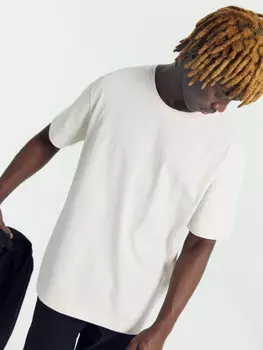 Футболка мужская в молочно-бежевом цвете