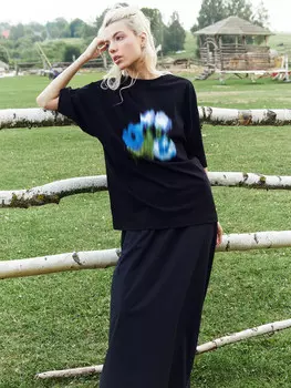 Футболка женская черная с цветами