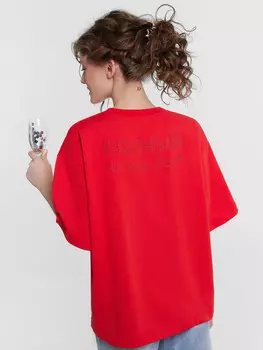 Футболка женская красная с надписью из страз