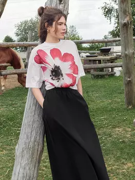 Футболка женская белая с цветком