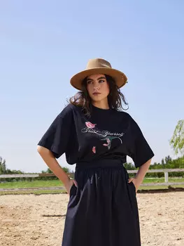 Футболка женская черная с принтом и надписью