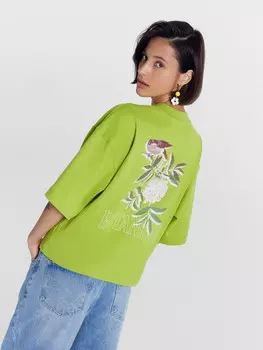 Футболка женская зеленая с печатью в виде птицы и ягод