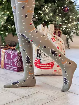 Колготки детские оливковые с рисунком в виде новогоднего паттерна