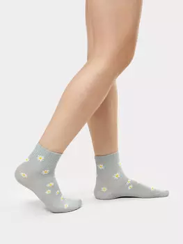 Комфортные носки женские светло-оливкового цвета с рисунком в виде ромашек
