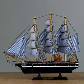 Сувенирная модель корабля