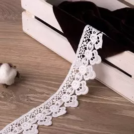 Кружево гипюровое, 40 мм × 9 ± 0,5 м, цвет молочный