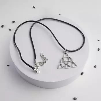 Кулон на шнурке