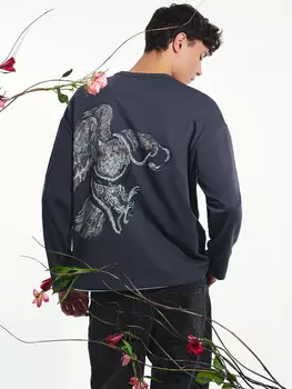 Лонгслив мужской серый с аппликацией на спинке