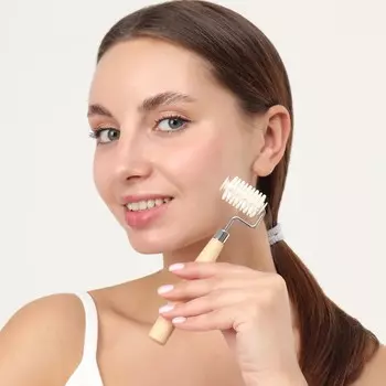 Массажер для лица и зоны декольте, с шипами, 15,5 4,6 см, цвет бежевый