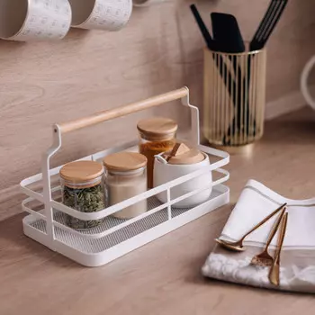 Металлическая корзина c деревянной ручкой