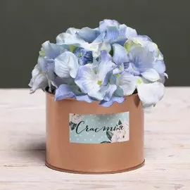 Металлическое кашпо для цветов