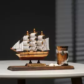 Карандашница дерево с моделью корабля